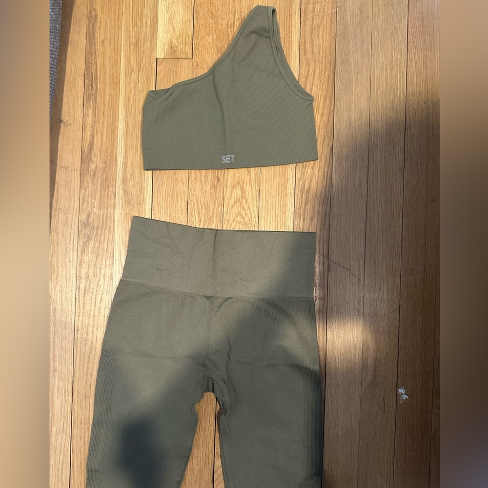 SET ACTIVE sculptflex set. Leggings and one shoulder bra. Color cactus